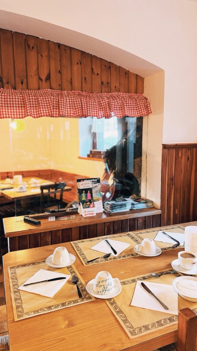 Rifugio Coldai - breakfast room